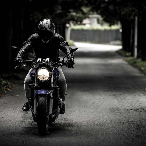 Motard pilotant une moto bleue - Crédit photo : SplitShire de Pixabay