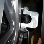 Tampons de protection R&amp;G RACING Classic (axe de bras oscillant) noir Suzuki SV650S carénée