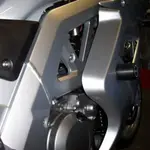 Tampons de protection R&amp;G RACING Classic (axe de bras oscillant) noir Suzuki SV650S carénée