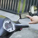 Pack complet SP-CONNECT Moto Bundle fixé sur rétroviseur iPhone 8+/7+/6S+/6+